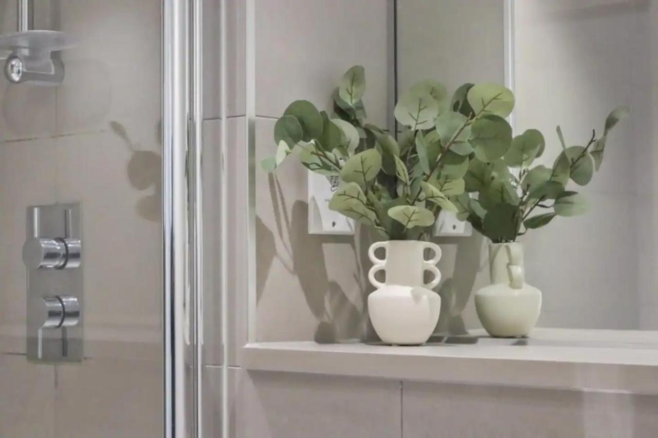 Centrally Located - Modern - 2Bed - 2Bath Apartment 런던 외부 사진