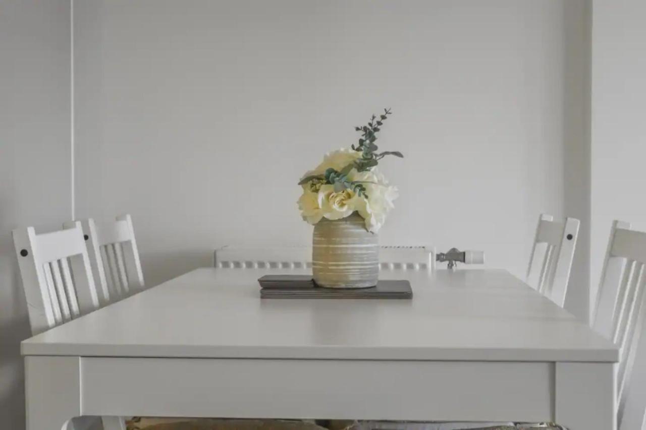 Centrally Located - Modern - 2Bed - 2Bath Apartment 런던 외부 사진