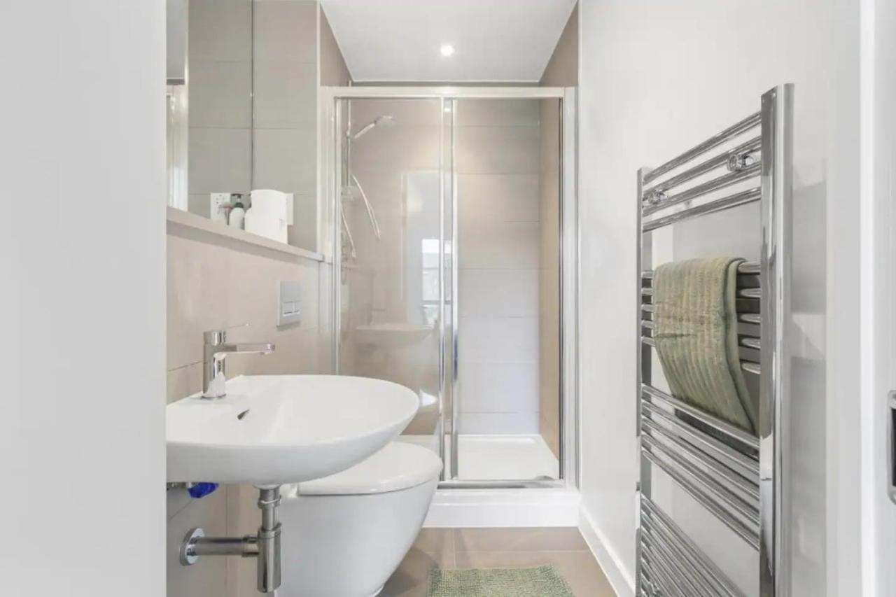 Centrally Located - Modern - 2Bed - 2Bath Apartment 런던 외부 사진