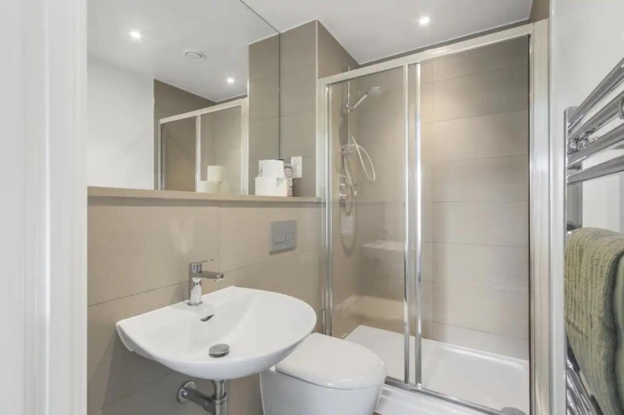 Centrally Located - Modern - 2Bed - 2Bath Apartment 런던 외부 사진